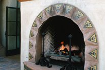 玻璃瓷砖，西班牙壁炉设计户外壁炉莫琳·吉尔默·莫隆戈山谷，加利福尼亚