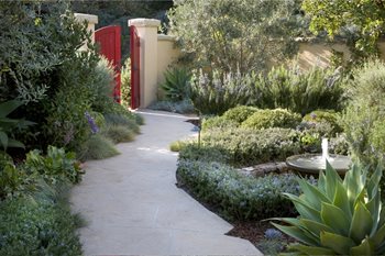 红色花园门阿丽达奥尔德里奇景观设计圣巴巴拉，加州