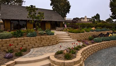 前院,挡土墙,块,肉质植开云体育娱乐场物保留和景观墙绿化网络Calimesa CA