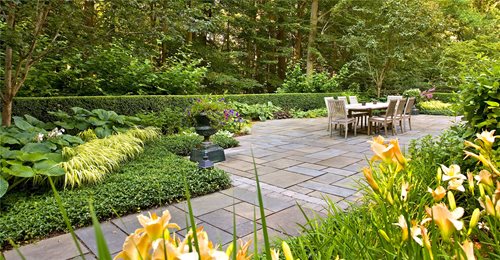 https://images.landscapingnetwork.com/pictures/images/500x500Max/patio_2/patio-big-dining-table-stone-urn-green-liquidscapes_4021.jpg