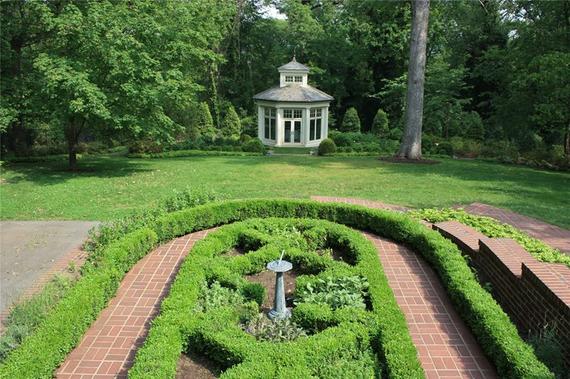 Formal, Boxwood, Parterre
Backyard Landscaping
The Penland Studio
Knoxville, TN