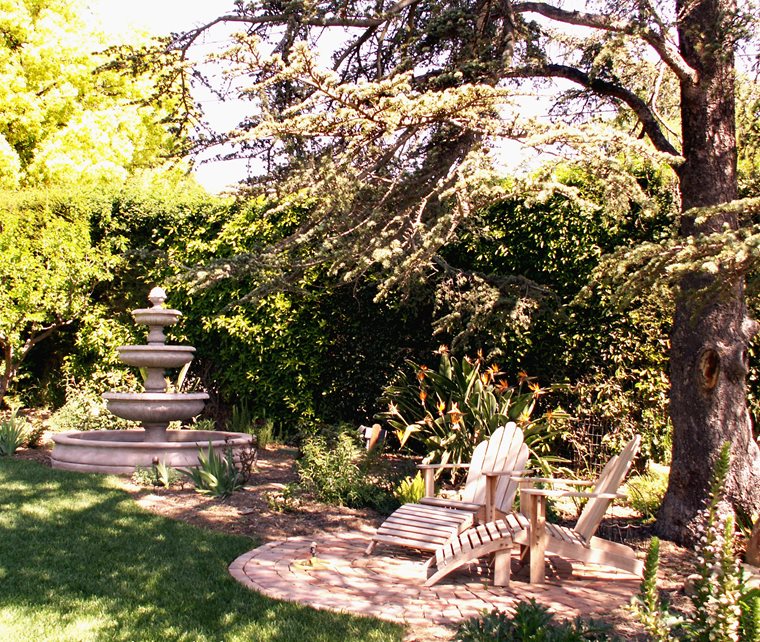 小砖露台，圆形露台砖硬景观恩典设计协会，加利福尼亚州圣塔芭芭拉