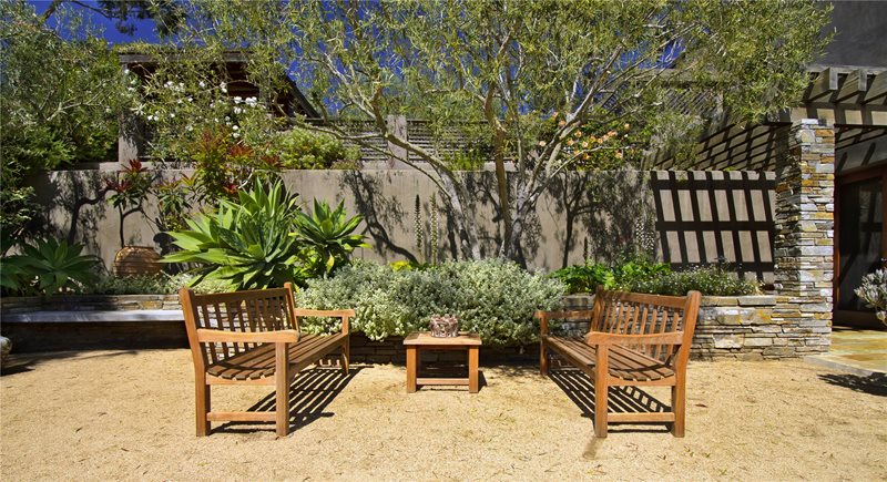 砾石，长凳，多肉加州花园旅游景观网络卡利梅萨，加州