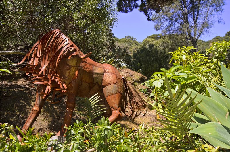 雕塑，马，金属加州花园旅游景观网络卡里梅萨，加州