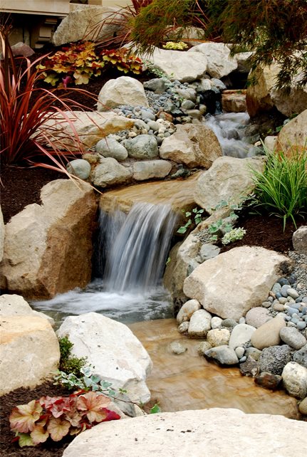 后院瀑布乡村景观设计绿洲户外环境，伍德维尔，华盛顿州