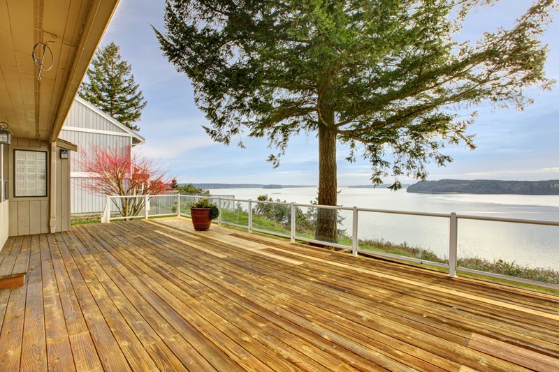 木制甲板，玻璃栏杆，湖景甲板设计美化网络Calimesa，CA