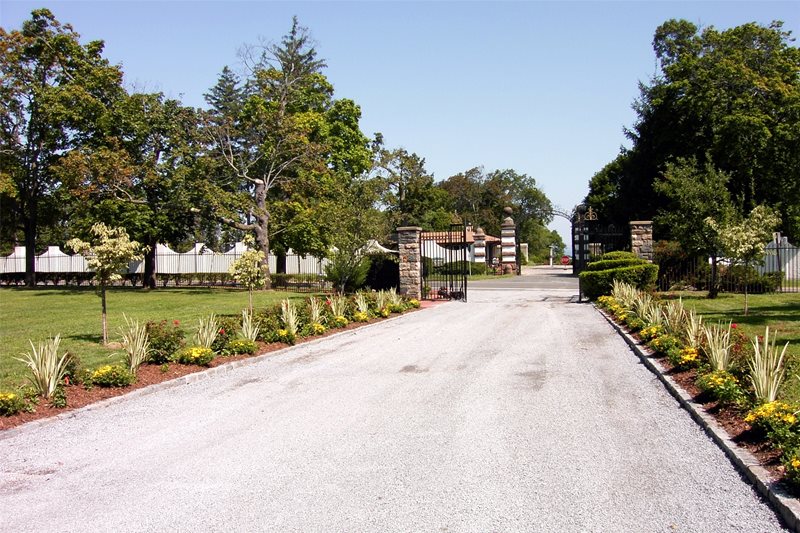 Long Gravel Driveway
Driveway
Garden Rooms Landscapes
Fort Salonga, NY