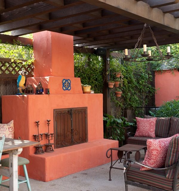 明亮的壁炉，橙色壁炉地中海壁炉Sandy Koepke室内设计洛杉矶，加利福尼亚