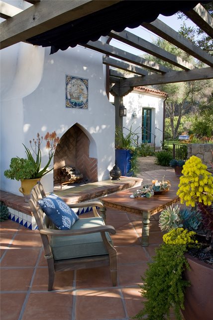 白色户外壁炉地中海壁炉格蕾丝设计伙伴圣塔芭芭拉，加利福尼亚