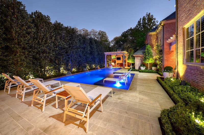 现代，游泳池，躺椅，照明，壁炉现代美化Harold Leidner景观建筑师Carrollton，德克萨斯州