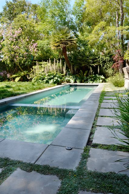 温泉池现代游泳池园林绿化网络Calimesa，加利福尼亚州