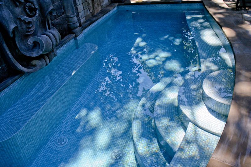 玻璃瓷砖游泳池马赛克瓷砖Cipriano景观设计Mahwah，新泽西