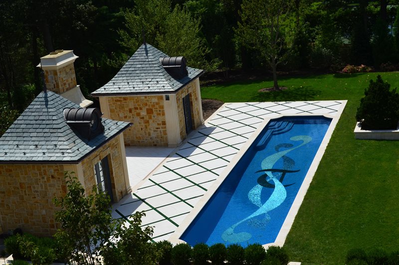泳池里,马赛克瓷砖设计马赛克瓷砖Cipriano景观设计Mahwah,新泽西