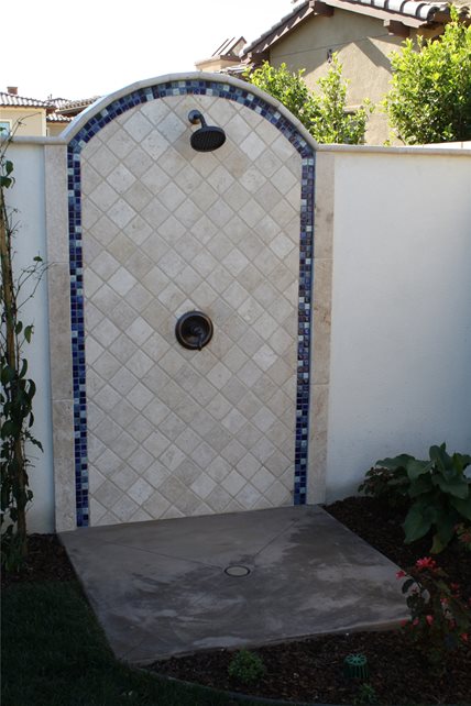 室外淋浴马赛克瓷砖绿色场景Chatsworth，CA