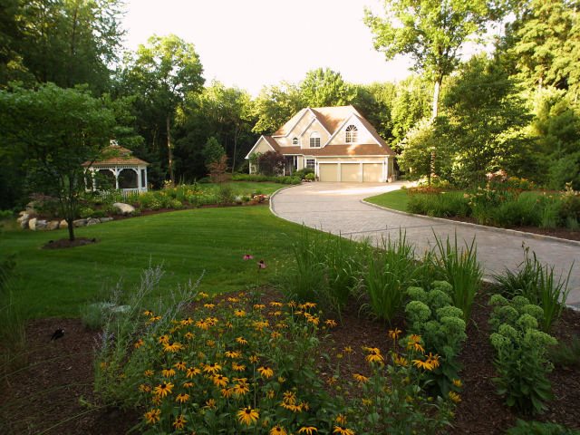 Large Front Yard Lawn And Plantings
Northeast Landscaping
Neave Group Outdoor Solutions
Stamford, CT