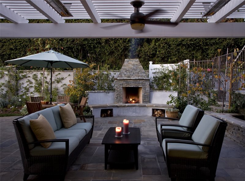 小型后院壁炉户外壁炉粗壮的设计建造洛杉矶，加利福尼亚州