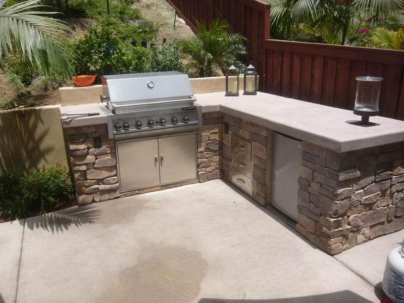 L形户外厨房，石板，具体台面室外厨房质量生活景观圣马科斯，加州