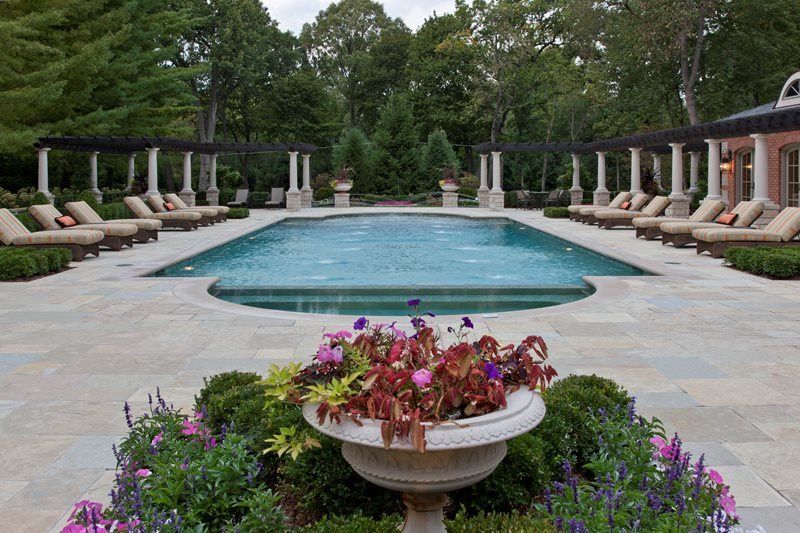 经典罗马泳池设计最近增加了Zaremba和公司景观克拉克斯顿，MI