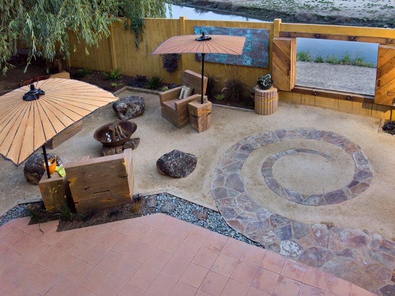 Flagstone螺旋，花园墙窗最近增加了Cevan forrist景观设计圣何塞，加州