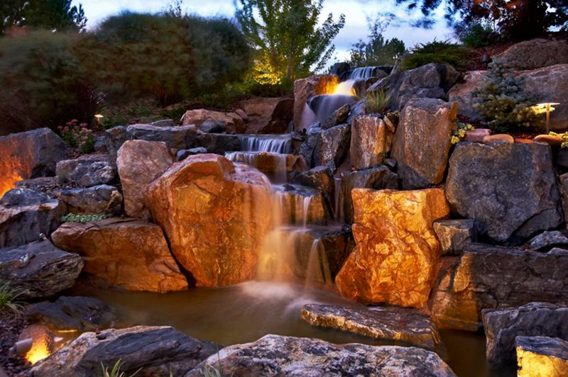 自然主义岩石瀑布照明最近增加了美国设计和景观帕克，CO