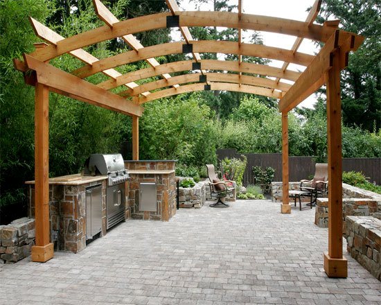 户外烹饪区,拱形绿廊最近添加了所有俄勒冈州绿化公司舍伍德