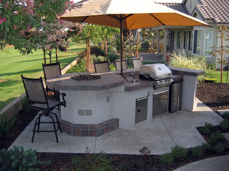 户外厨房火功能，烧烤遮阳伞最近增加了简单的优雅罗克林，加州