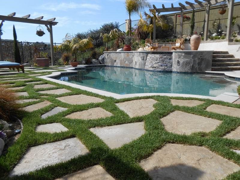 提出了结合梁池,石板和草最近添加品质生活景观圣马科斯,CA