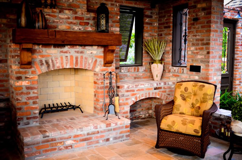 红砖壁炉，破旧的木壁炉架最近增加了安吉洛的路易斯安那州公司的草坪景观巴吞鲁日，洛杉矶