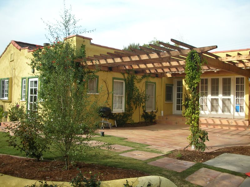 西班牙的房子,木制后院庭院覆盖洛杉矶最近添加的设计构建,CA