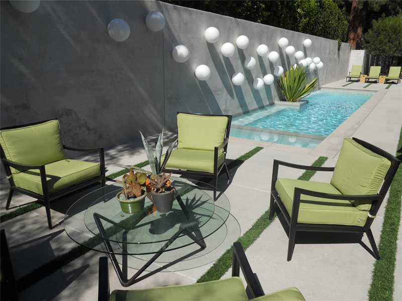 带有水的露台和照明座位区域美化网络Calimesa，CA