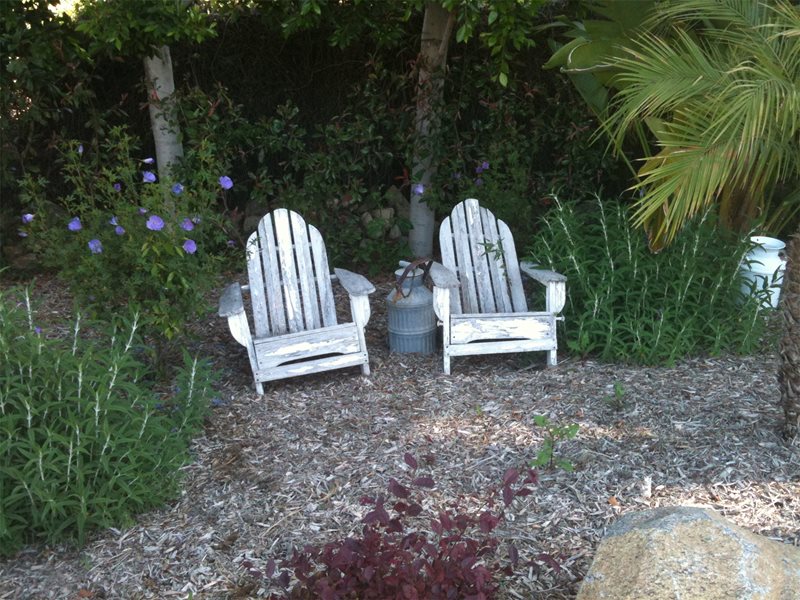 带有白色椅子座位的座位区域园林绿化网络Calimesa，CA