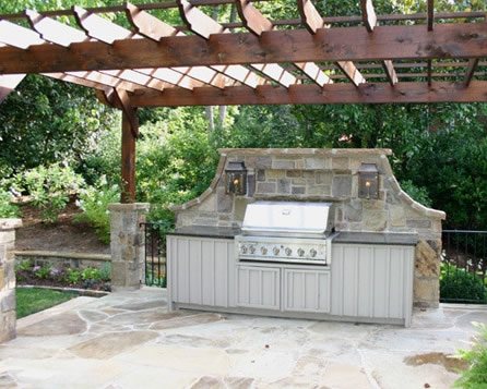 内置烧烤架，户外橱柜东南美化贝内特设计与景观亚特兰大，佐治亚州