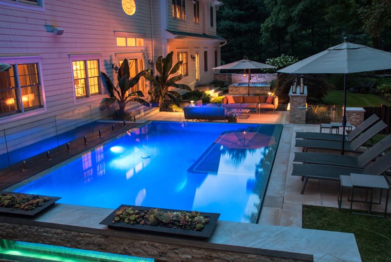 蓝色游泳池，定制游泳池游泳池Cipriano景观设计Mahwah，新泽西