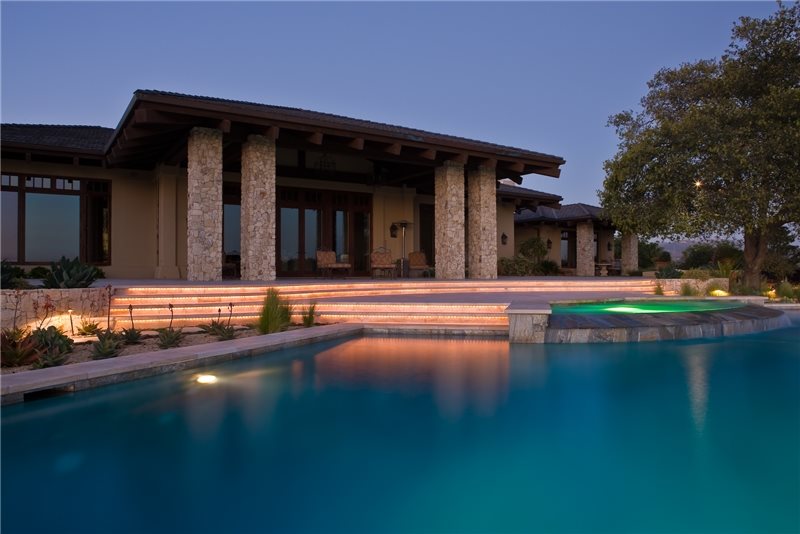 优雅的游泳池，泳池照明游泳池Amelia B. Lima＆Associates，加利福尼亚州圣地亚哥