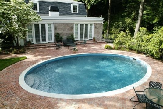 椭圆形游泳池游泳池霍夫曼风景威尔顿，康涅狄格州威尔顿
