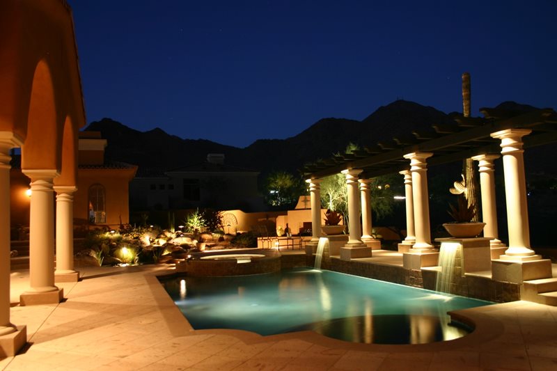 游泳池，地中海，圆柱，灯，凉棚游泳池JSL Landscape LLC塞多纳，亚利桑那州