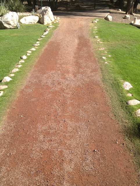 砾石路径，红色砾石步道和路径景观网络卡里梅萨，加州