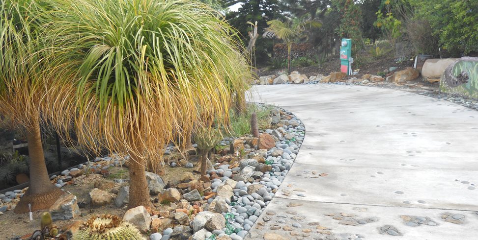 混凝土车道，河岩石，嵌入亚洲园林绿化美化网络Calimesa，CA