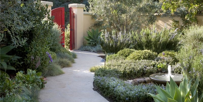 红色花园大门Alida Aldrich景观设计圣塔芭芭拉，加利福尼亚