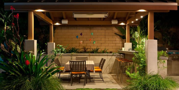 露台上盖,灯,晚上绿廊和庭院覆盖特里设计公司富勒顿,CA