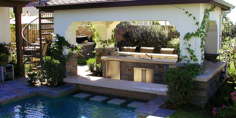 Swim Up Bar Pro Tips Landscaping Network, Above Ground Pool Deck Ideas With Bar
