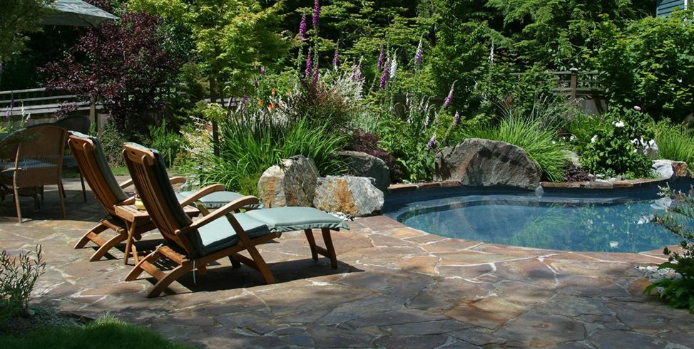 石板泳池甲板，泳池巨石石板经典苗圃和景观伍德丁维尔，华盛顿州